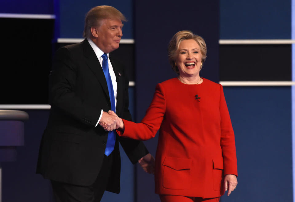 Malgré une poignée de main très cordiale, le premier débat présidentiel entre Donald Trump et Hillary Clinton, le 26 septembre dernier à New York, a été plutôt tendu. La candidate démocrate n’a pas manqué de rappeler à cette occasion que son rival avait fait une sortie délicate sur les femmes dans le passé, les traitant de “cochonnes, de souillons et de chiennes”. L’homme d’affaires, tentant de garder une certaine maîtrise de soi, a malgré tout réussi à faire rire l’audience malgré lui, affirmant qu’il avait “un bien meilleur tempérament que sa concurrente”. Cette dernière en a également profité pour l’attaquer sur un sujet sensible : sa déclaration de revenus, qu’il ne souhaite toujours pas publier. (Photo : AFP)