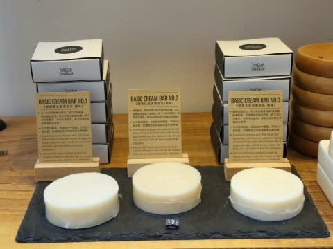 Bathe to Basics 經典王牌肥皂 Bacic Cream Bar 包括有 No.1 橄欖油、No.2 杏仁油及 No.3 乳木果等不同選擇，售價為 $98 一件。