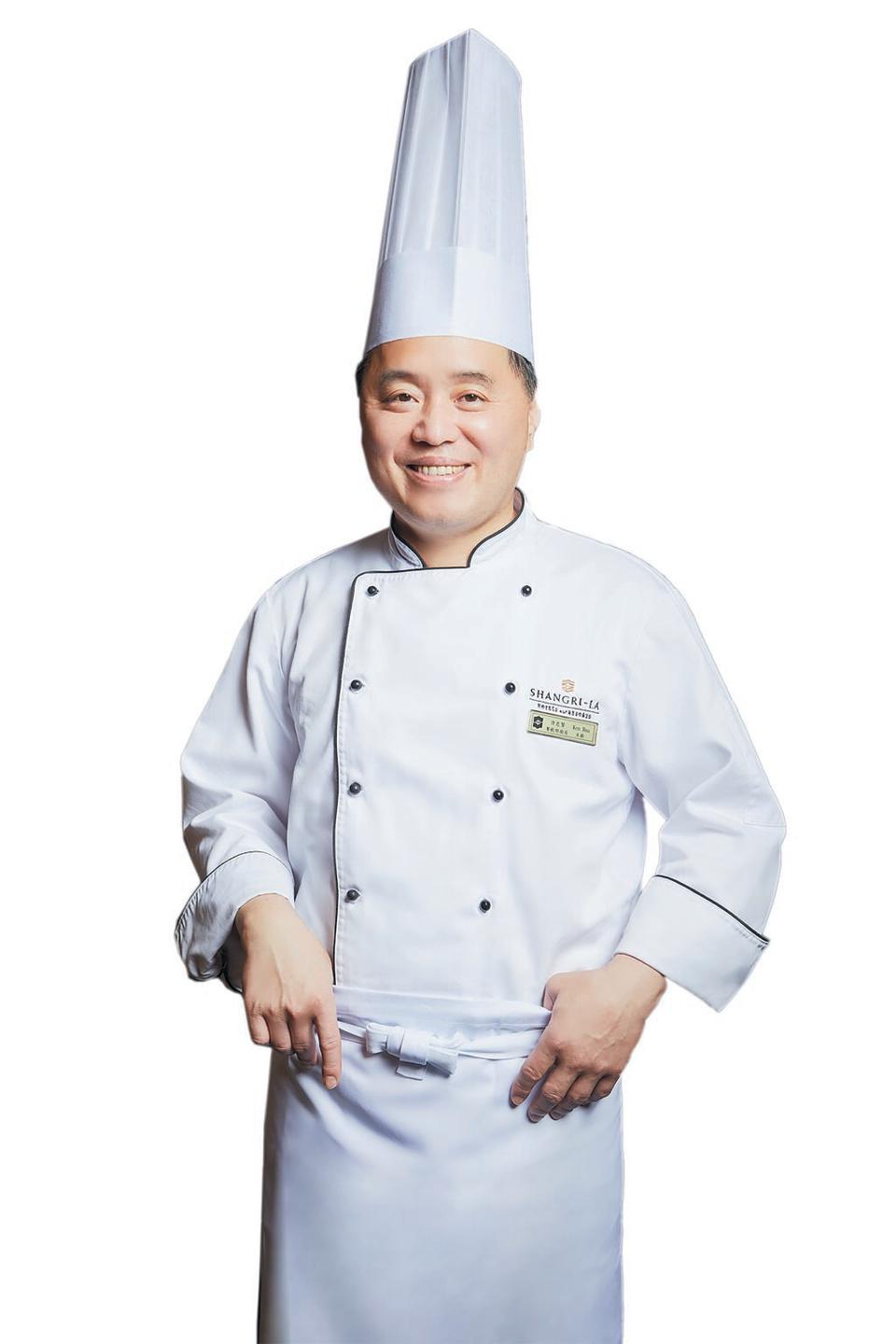 台南遠東香格里拉38樓〈醉月樓〉主廚許忠賢，廚藝資歷逾40年。 圖／台北、台南遠東香格里拉