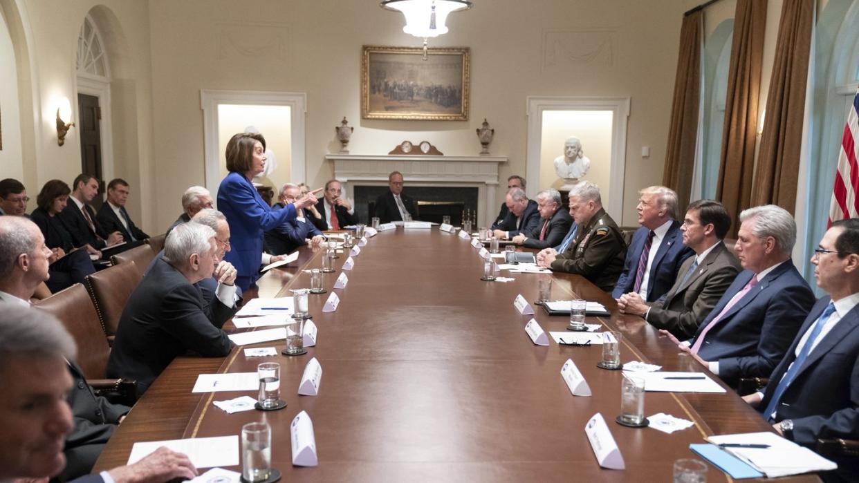 Erhobener Zeigefinger: Die US-Demokratin Nancy Pelosi in der Auseinandersetzung mit Donald Trump, die mit einem Eklat endete.