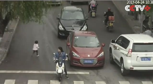 A toddler runs onto the road in China. Source: CCTV+/ YouTube