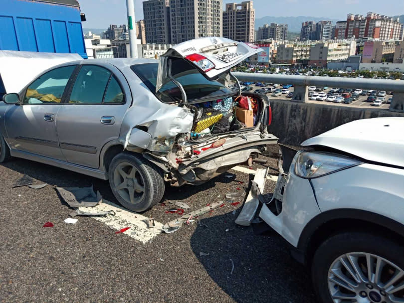 快速道路上的連環車禍，由於追撞力道猛烈，造成5車都有不同程度的毀損，其中還有1名男性受困，經救出後送醫，所幸意識清楚。（圖／翻攝畫面）