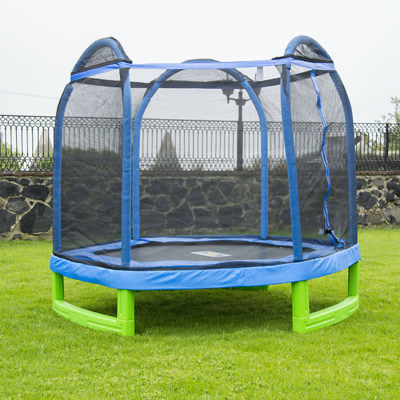 The UV-resistant netting and padded spring cover ensure kiddos stay safe while having a ball. (Photo: Walmart)