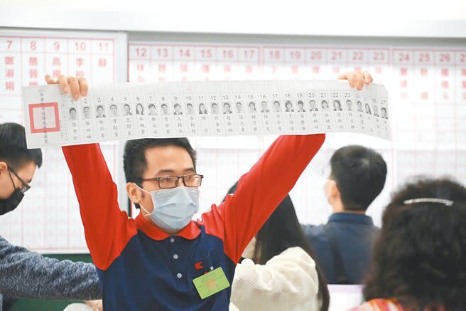 九合一選舉媒體開票灌票亂象，中選會首度公然點名「三立電視台」灌票疏失，NCC還要繼續裝聾作啞嗎？圖為選務人員開始唱票與計票。（本報資料照片）