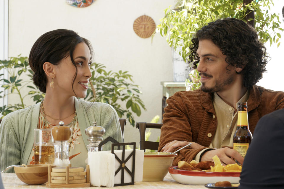 Isabella and Gael talking at their family dinner