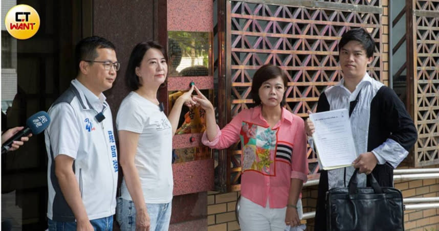 台北市議員游淑慧（右2）說，京華城案市議會調查小組已著手撰寫調查報告，有望7月定稿。（圖／黃威彬 攝）