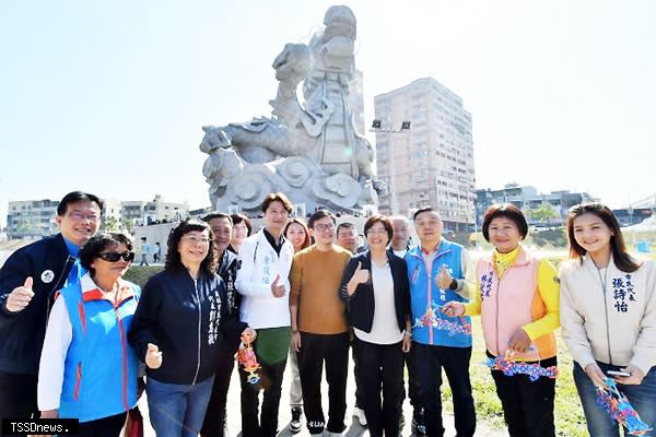 員林燈會暨元宵節以龍燈樂園、幸福龍來為主題，將龍燈公園規劃為一座大型遊樂園，迎接春節的遊客。（記者方一成攝）