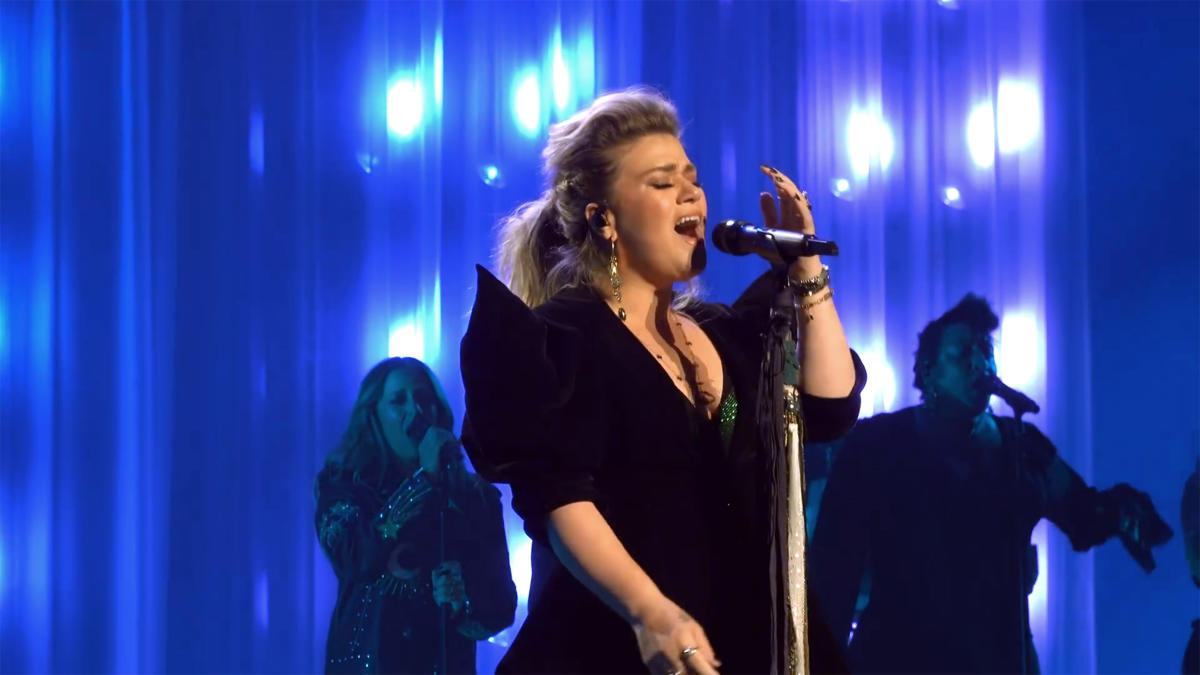 Kelly Clarkson brings Kellyoke to her Las Vegas residency with a Harry