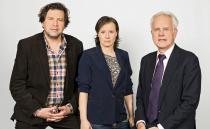 Das hätte noch gefehlt: Harald Schmidt als Kripo-Chef von Hans-Jochen Wagner (links) und Eva Löbau im "Tatort" aus dem Schwarzwald. Die Pressefotos waren schon geschossen, da überraschte der Star kurz vor Beginn der Dreharbeiten mit einem Rückzieher - "aus persönlichen Gründen", genauer wurde er nicht. (Bild: SWR / Alexander Kluge)