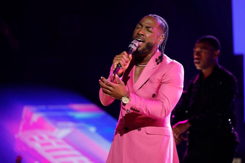 Team Kelly singer D.Smooth captivated the coaches during the first half of the Season 23 finale Monday night with his sultry rendition of “My, My, My” by Johnny Gill.