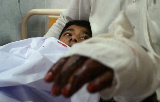Un enfant blessé lors du massacre commis dans une école par des talibans, est hospitalisé le 16 décembre 2014 à Peshawar
