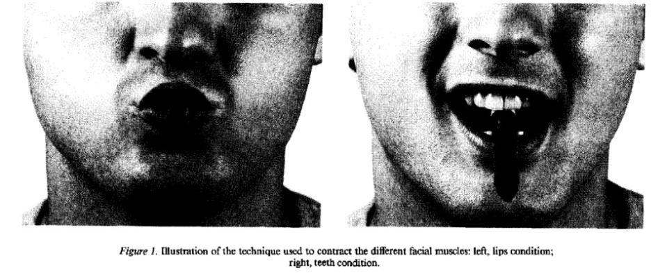 Una persona sostiene un bolígrafo como si estuviera sonriendo, la otra como si estuviera enfadada