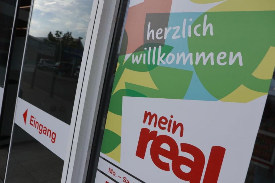 Nach der Insolvenz von Real-Nachfolger „Mein Real“ überträgt das Unternehmen 18 Standorte und schließt die restlichen 45 Märkte. - Copyright: Matthias Bein/picture alliance