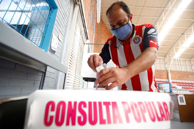 Un ciudadano emite su voto durante un referéndum nacional