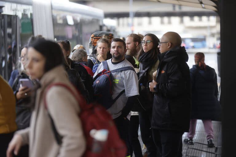 La gente se mantiene expectante ante la resolución conjunta sobre el paro de este jueves