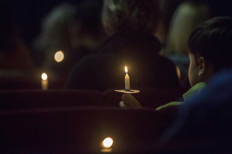 <p>People hold candles during a vigil at Impact Church in Benton, Ky., Jan. 23, 2018. The vigil was held for victims of the Marshall County High School shooting earlier in the day. (Photo: Ryan Hermens/The Paducah Sun via AP) </p>