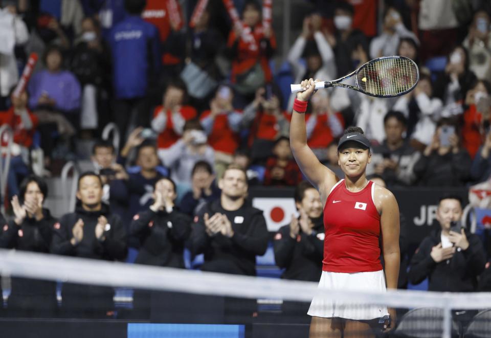 La japonesa Naomi Osaka reacciona a las ovaciones de la afición al superar a la kazaja Yulia Putintseva en la ronda de calificación de la Copa Billie Jean King el viernes 12 de abril del 2024. (Michi Ono/Kyodo News via AP)