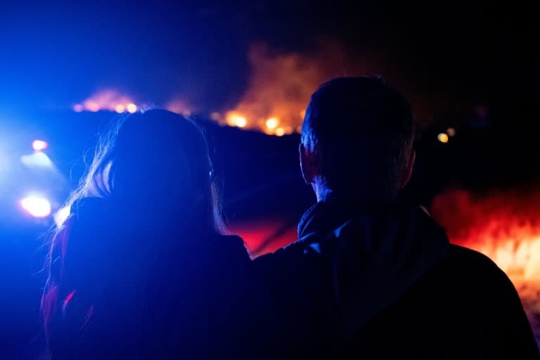 Un couple regarde les flammes qui ravagent des maisons &#xe0; Superior dans le comt&#xe9; de Boulder (Colorado) le 30 d&#xe9;cembre 2021 (AFP - Jason Connolly)