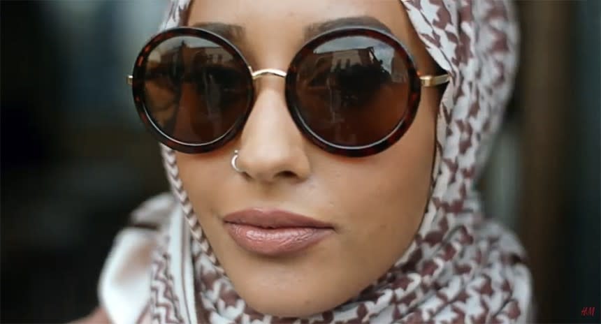 Dolce & Gabbana sind allerdings nicht die Einzigen, die mit arabischer Kleidung für Aufsehen sorgen. So trug vor wenigen Monaten eine junge Muslimin in einem Werbevideo von H&M ein Kopftuch. Der im September 2015 veröffentlichte Clip sorgte für großen Wirbel im Netz – der überwiegend positiv ausfiel. Viele User feierten das schwedische Modeunternehmen für Toleranz. (Bild-Copyright: YouTube/H&M)