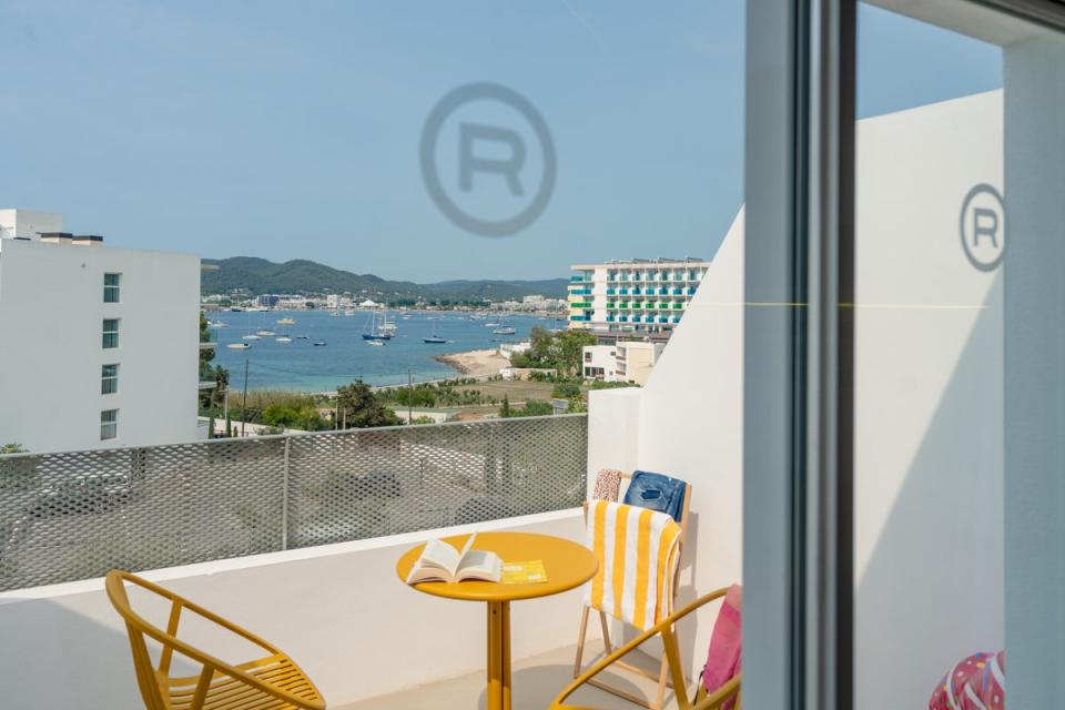 Všechny pokoje mají vlastní balkon nebo terasu s výhledem na moře nebo bazén (Ryans)