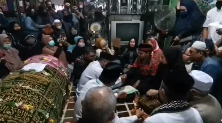 Romodhoni Putra Pratama having his akad nikah ceremony next to the body of his deceased father. — Screen capture via Facebook/selasardotco