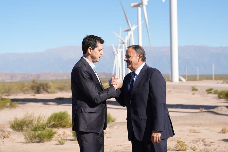 El ministro del Interior, Eduardo "Wado" de Pedro, junto al gobernador de La Rioja, Ricardo Quintela.