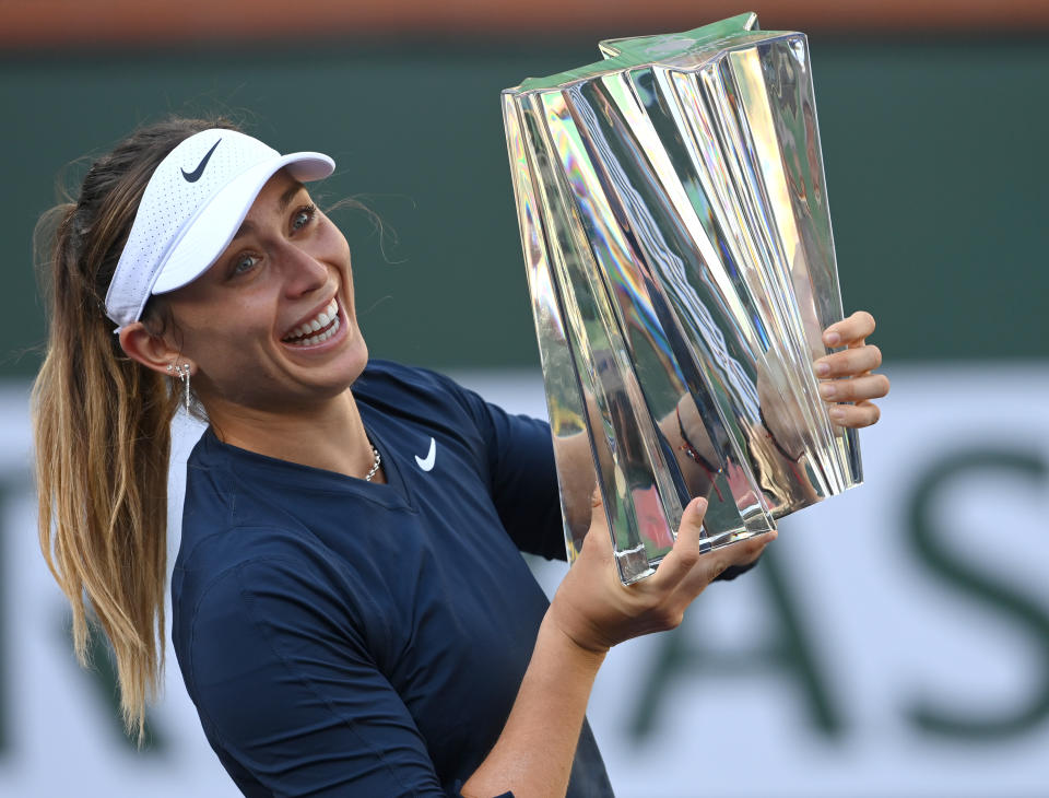 Badosa con el trofeo de campeona de Indian Wells de 2021. (Foto: Jayne Kamin / Oncea / USA TODAY Sports / Reuters).