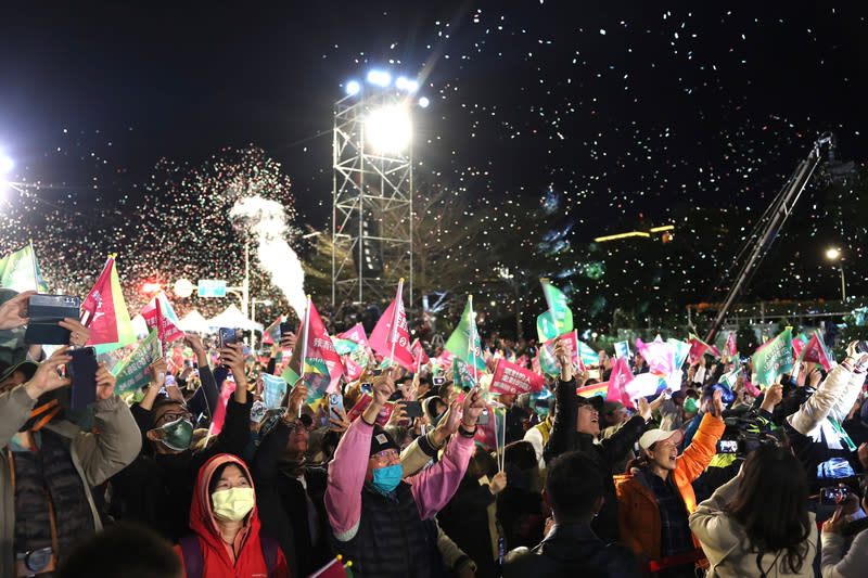 民進黨總統大選開票之夜13日晚間在「賴蕭配」全國競總前舉行，現場支持者在確認總統候選人賴清德、 副總統候選人蕭美琴勝選後難掩開心情緒，隨著現場 飄下慶賀紙花，眾人手中揮舞的旗幟也沒停下。（中央社）