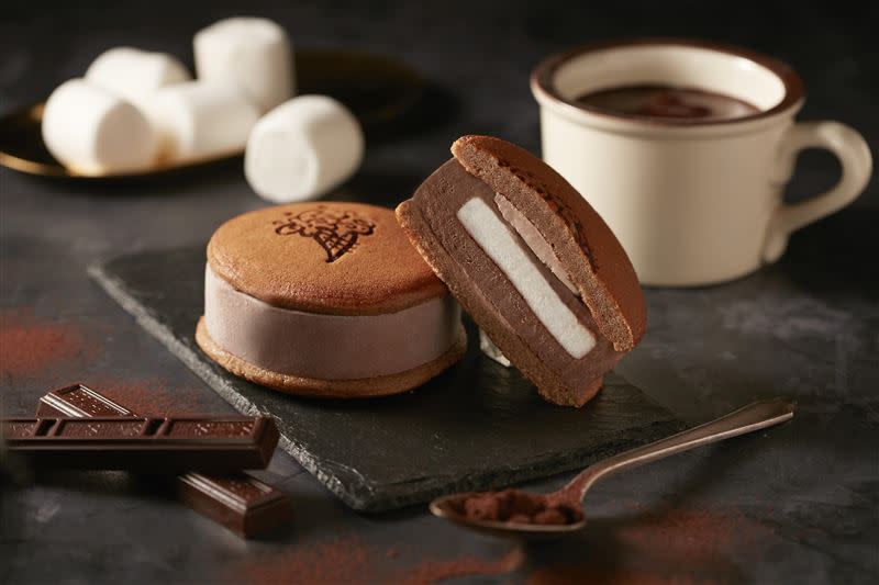 酷聖石推出Hershey’s聯名的雙倍濃巧克力大棉花糖冰銅燒。（圖／業者提供）