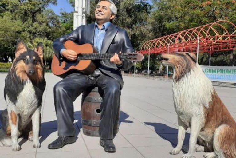 La astauta de Alberto Fernández y sus perros de esculltor Fernando Pugliese