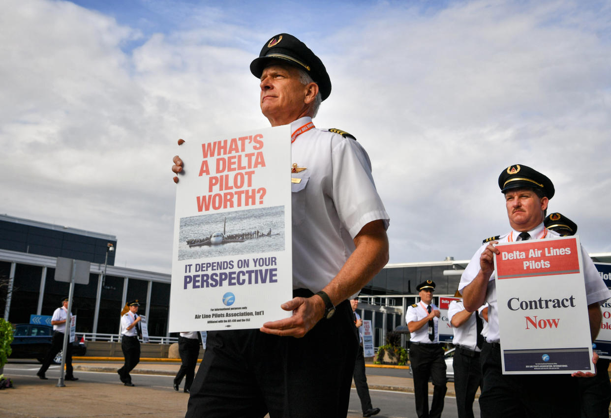 Delta Airlines pilots take part in an informational picket at Minneapolis-St. Paul International Airport on Sept. 15, 2016. (Glen Stubbe / Star Tribune via AP file)
