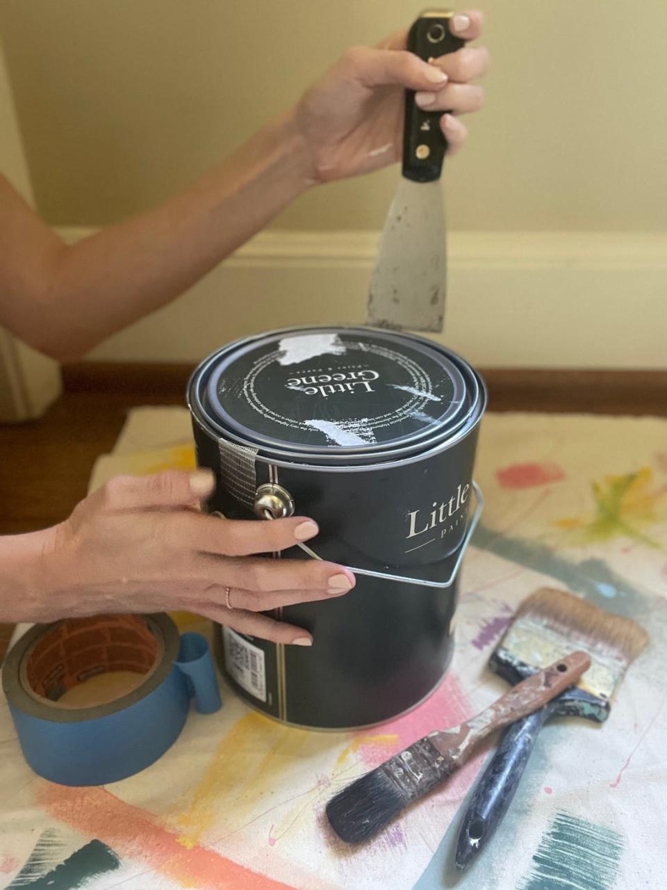 open a paint can with a putty knife