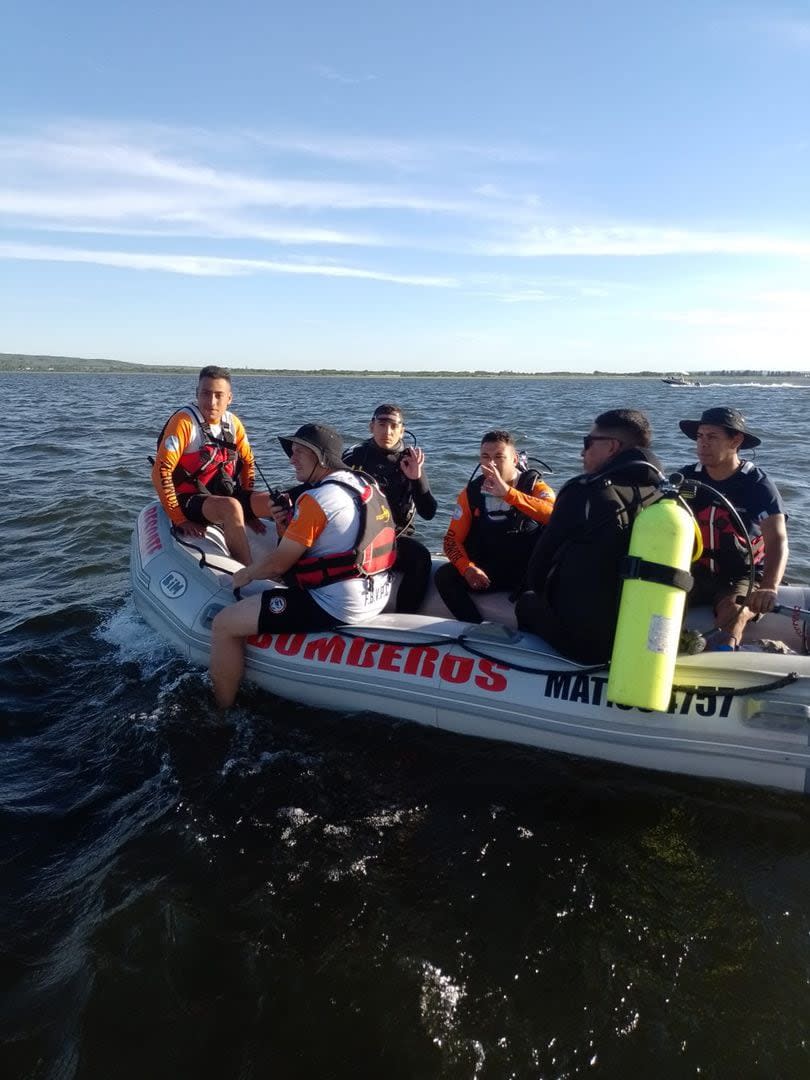 Operativo de seguridad en el Embalse de Río Tercero para encontrar a uno de los ocupantes de la embarcación