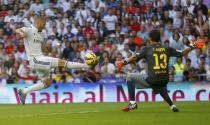 Real Madrid's Karim Benzema (L) tries to score against Barcelona's goalkeeper Claudio Bravo during their Spanish first division "Clasico" soccer match at the Santiago Bernabeu stadium in Madrid October 25, 2014. REUTERS/Juan Medina (SPAIN - Tags: SOCCER SPORT)