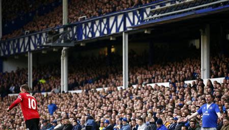 An Everton fan shouts at Manchester United's Wayne Rooney (L) during their English Premier League soccer match at Goodison Park in Liverpool, northern England, April 20, 2014. REUTERS/Darren Staples