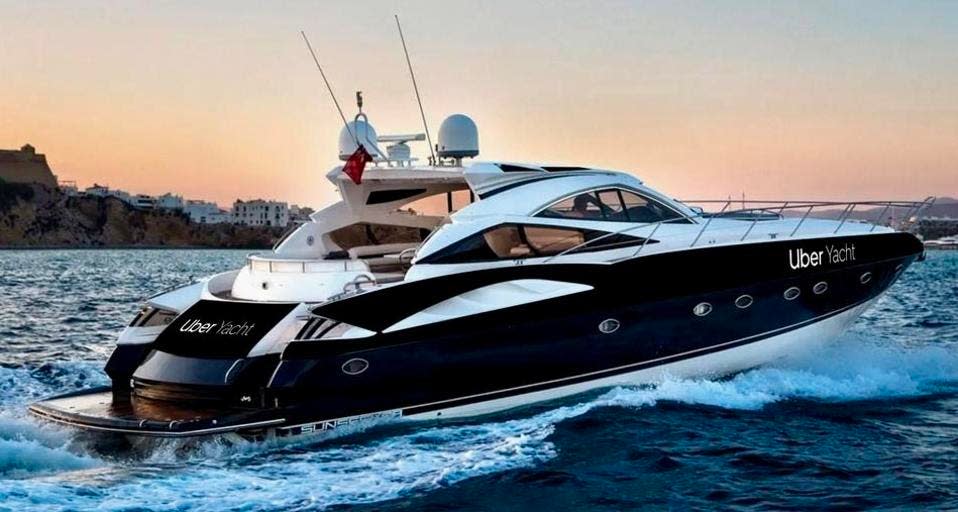 A bordo del yate Sunseeker los huéspedes de Ibiza pueden navegar desde las playas de la isla remota hasta el acogedor club.