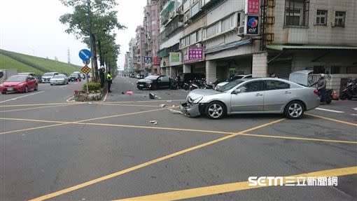 特斯拉擦撞汽車、造成女童死亡。（圖／翻攝畫面）