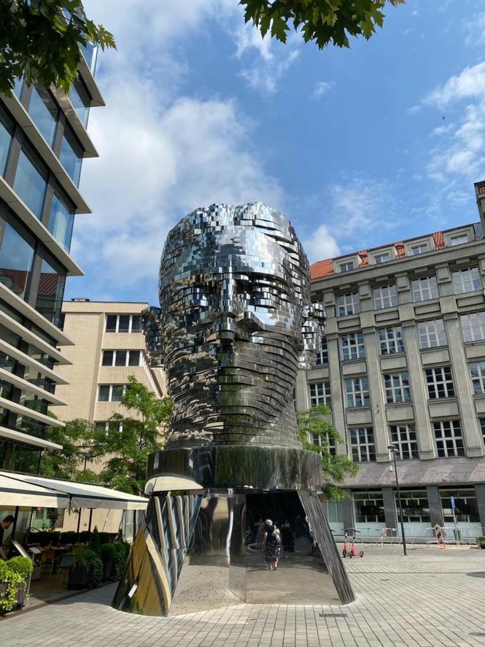 Cabeza de Franz Kafka, 2016, escultura distintiva del espacio público de Praga, hecha de 42 placas de metal giratorias que constantemente revelan y revelan el rostro de Franz Kafka por el escultor David Černý.
