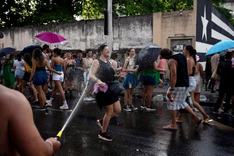 Fans de Taylor Swift se refrescan con manguerazos de agua en la entrada del estadio tras la polémica por la muerte de una joven
