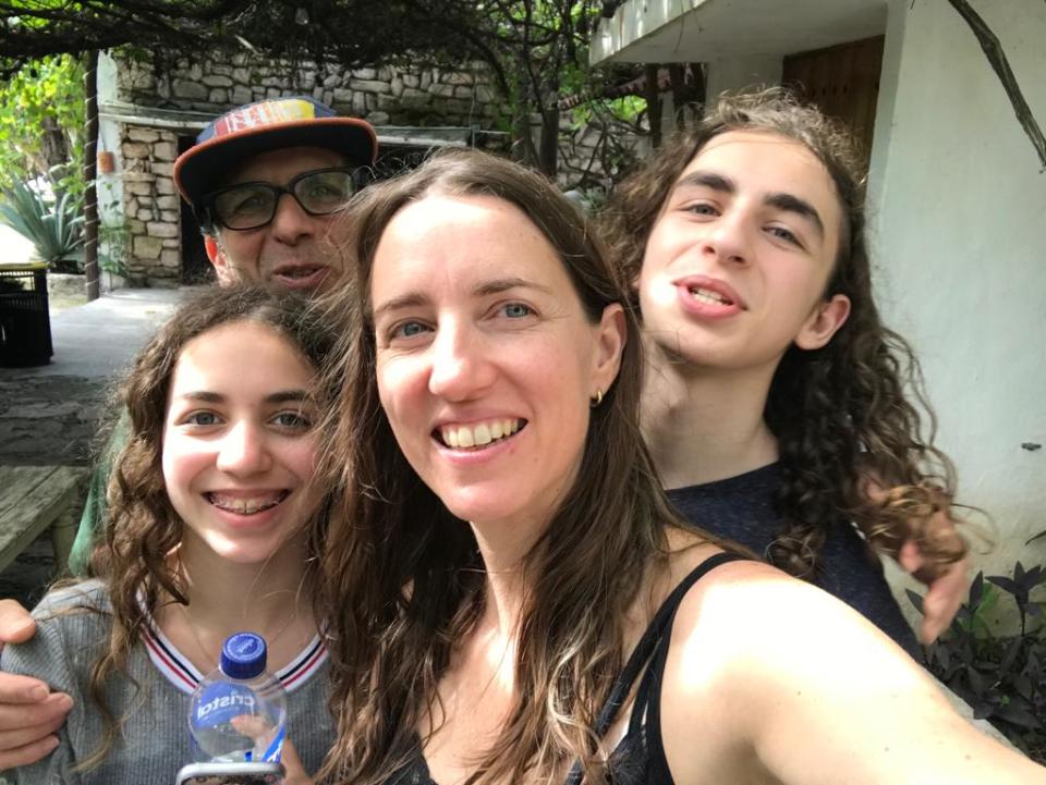 Denise Stecconi con sus hijos Amelia (izquierda), Mateo (derecha) y su esposo Frank (atrás). "Si ellos no fueran tan flexibles, amorosos e independientes no podría hacer nada", confiesa Denise. (Foto cortesía)