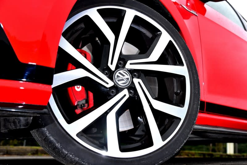 19吋胎圈組合與前寬後窄的輪距設定提供Clubsport極佳抓地力與敏捷轉向能力