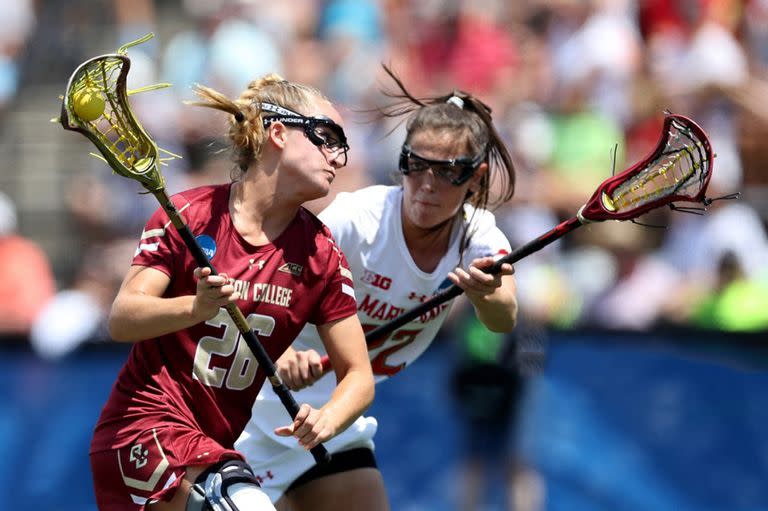 El lacrosse es una suerte de hockey aéreo, con la diferencia de que en lugar de golpear una bocha se lleva una pelota con una red.