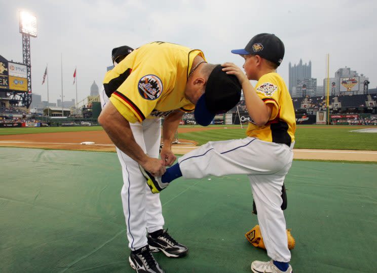 Tom Glavine ties Peyton Glavine's shoes before the 2006 Home Run Derby. Peyton is eligible for the MLB Draft in 2017. (AP Photo)