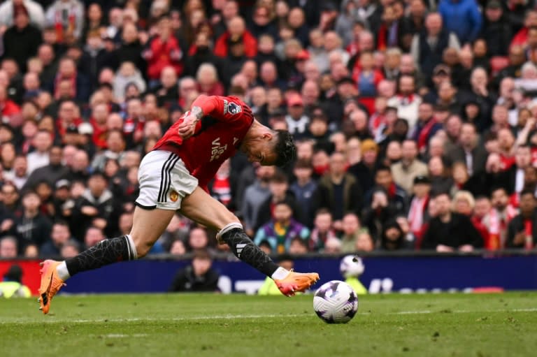 El volante ofensivo del Manchester United Antony chuta para marcar el primer gol de su equipo en el partido de la Premier League contra el Burnley en Old Trafford, en Mánchester, el 27 de abril de 2024 (Oli SCARFF)