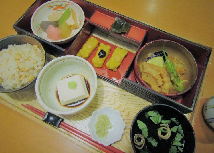 Awabu Dengaku Bento - 2,000 yen, tax included)