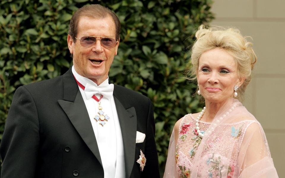 Roger Moore legte seltener den Harnisch an als Sean Connery, aber als James Bond war auch er viele Jahre lang im Dienste ihrer Majestät unterwegs. 2003 wurde der 2017 verstorbene Filmstar (hier mit Ehefrau Kristina Tholstrup) von Queen Elizabeth II. zum Ritter geschlagen. Im selben Jahr erhielt er für seine Arbeit als UNICEF-Botschafter übrigens auch noch das Bundesverdienstkreuz. (Bild: 2004 Getty Images/Pascal Le Segretain)