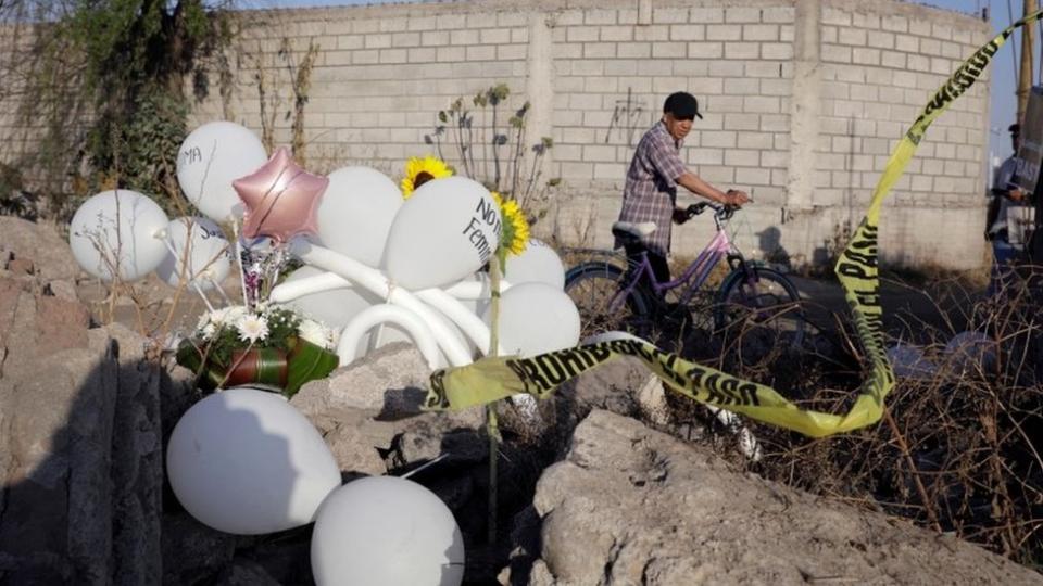 Globos sobre un terreno baldío