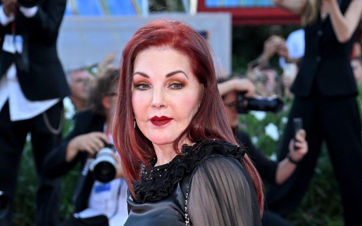 Priscilla Presley würzte die Premiere von "Priscilla", dem Film über ihr Leben und ihre Liebe zu Elvis, mit pikanten Enthüllungen. (Bild: 2023 Getty Images/Kristy Sparow)