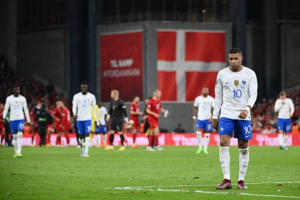 法國0-2輸丹麥小組第3，錯失單刀的姆巴佩（右）沮喪的離場。（法新社）