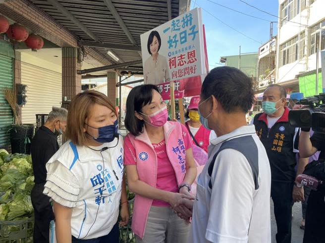 國民黨高雄市長參選人柯志恩14日一早就到林園市場掃街拜票。（洪靖宜攝）